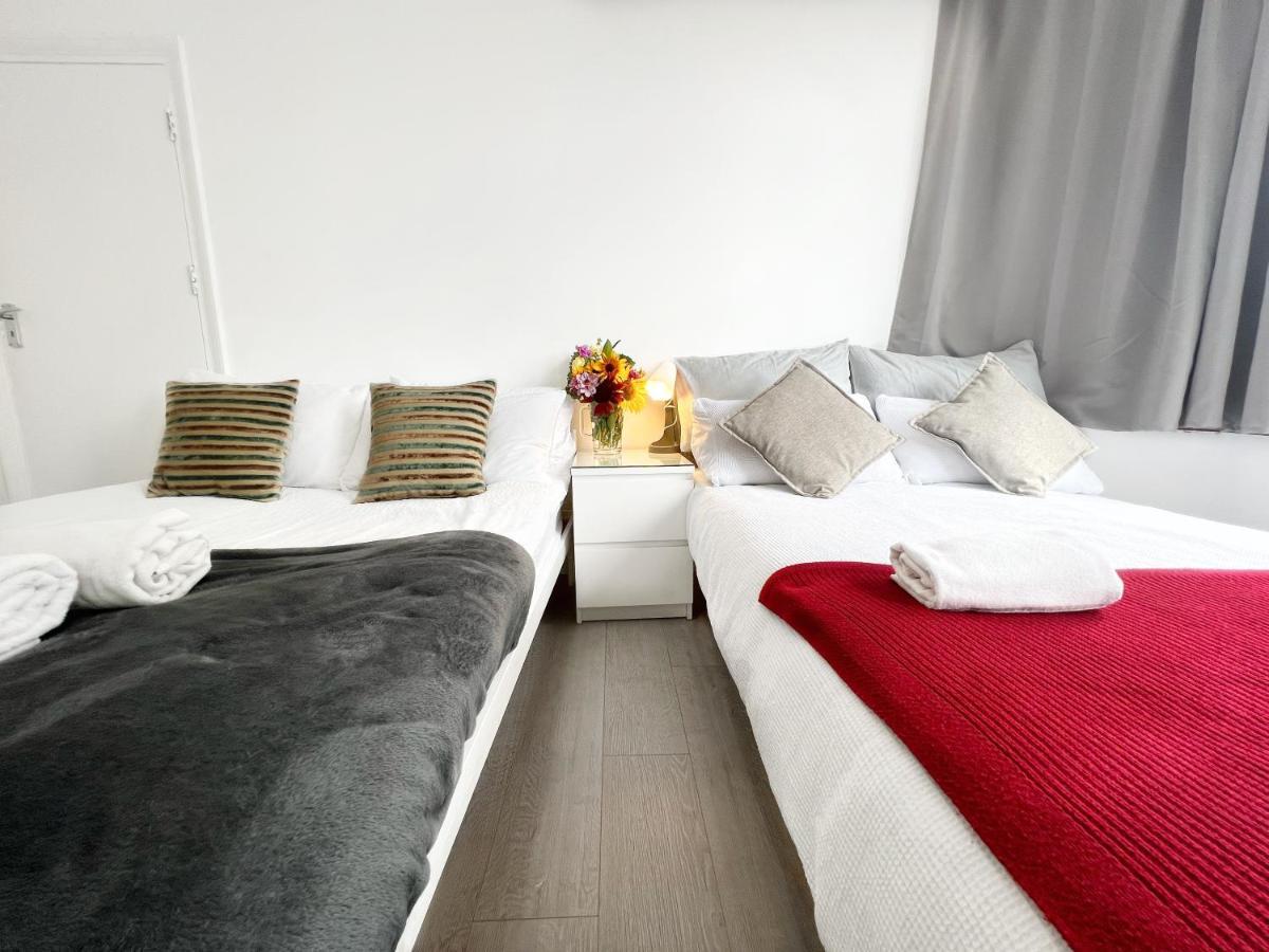 Gasthof Luxurious House Near Excel- Air Conditioning, 9 Beds, 2 Baths, Garden, Fast Wifi *