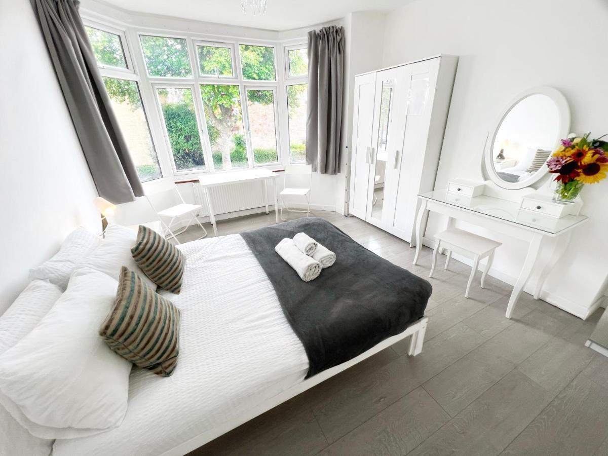 Luxurious House Near Excel- Air Conditioning, 9 Beds, 2 Baths, Garden, Fast Wifi Gasthof