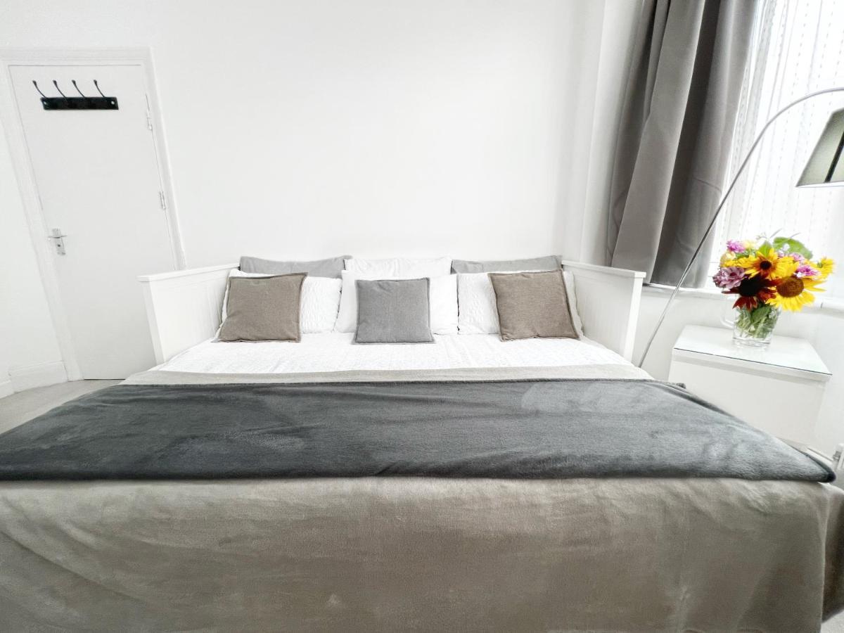 Luxurious House Near Excel- Air Conditioning, 9 Beds, 2 Baths, Garden, Fast Wifi Gasthof