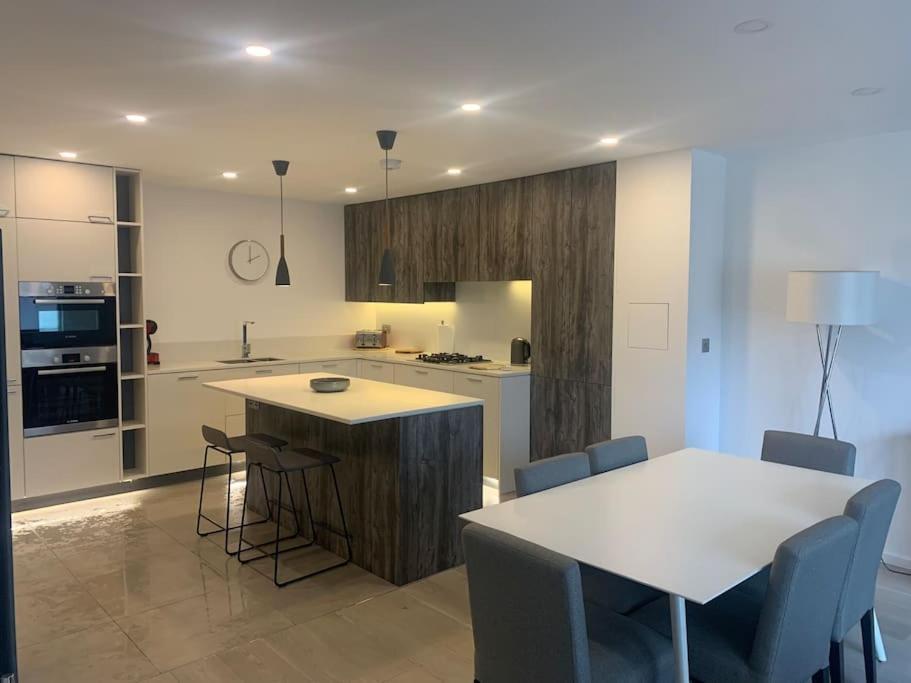 Dockside Sleeps 8, Uber Boat To Canary Wharf In 3 Mins Сasa de vacaciones *