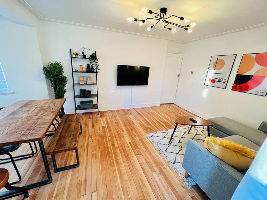 Stunning Flat With Roof Terrace In Streatham *