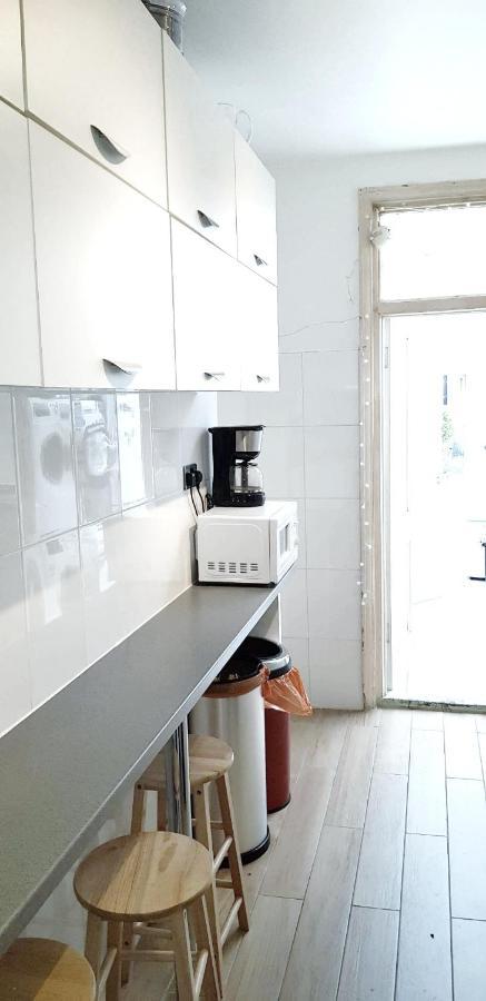 Luxurious House Near Excel- Air Conditioning, 9 Beds, 2 Baths, Garden, Fast Wifi Gasthof London