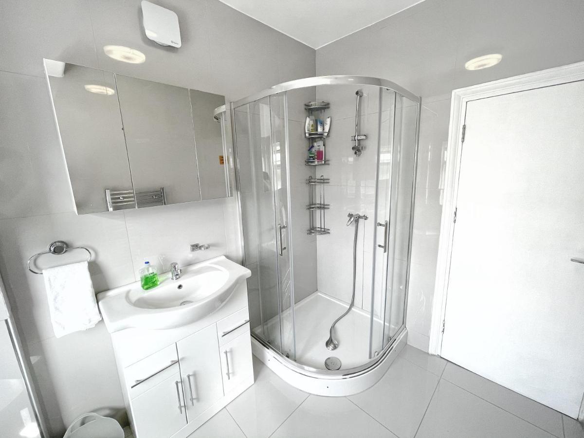 Luxurious House Near Excel- Air Conditioning, 9 Beds, 2 Baths, Garden, Fast Wifi Gasthof