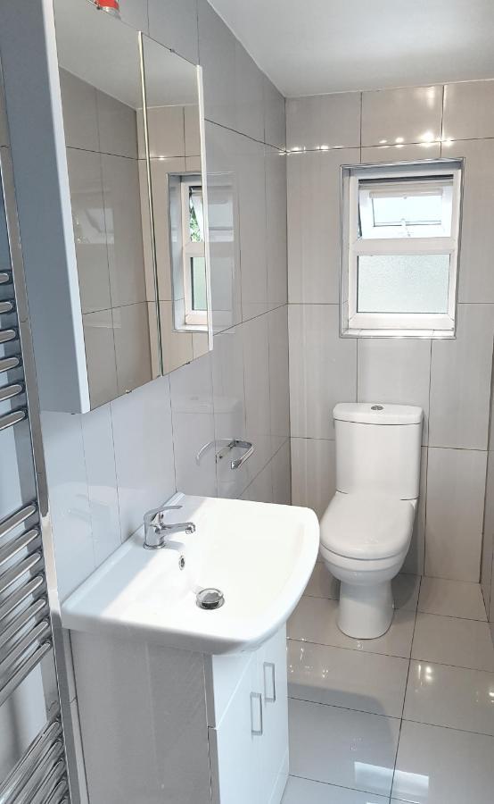 Luxurious House Near Excel- Air Conditioning, 9 Beds, 2 Baths, Garden, Fast Wifi London