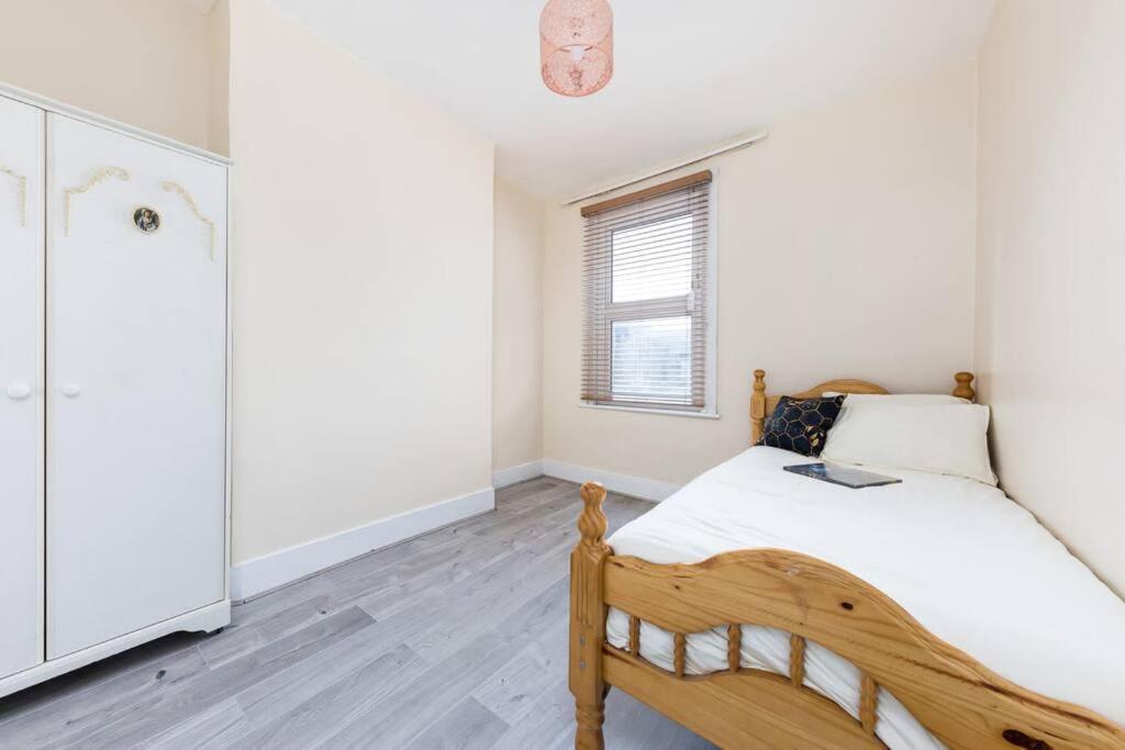 Cozy 4 Bedroom In Hackney,