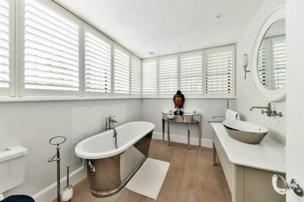 Very Bright Four Bedroom Flat * Londres