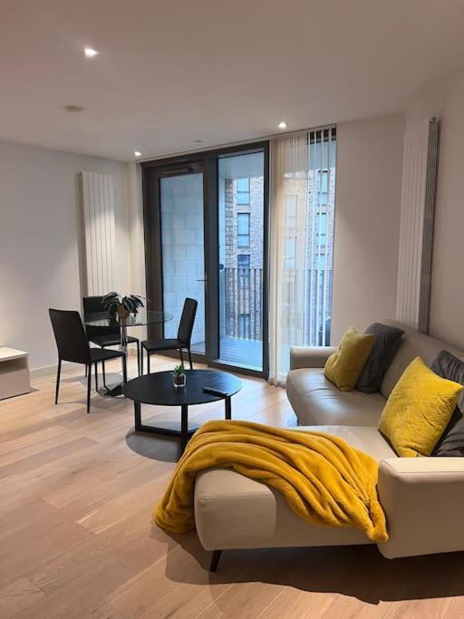 Lovely 2 Bed In Royal Wharf *