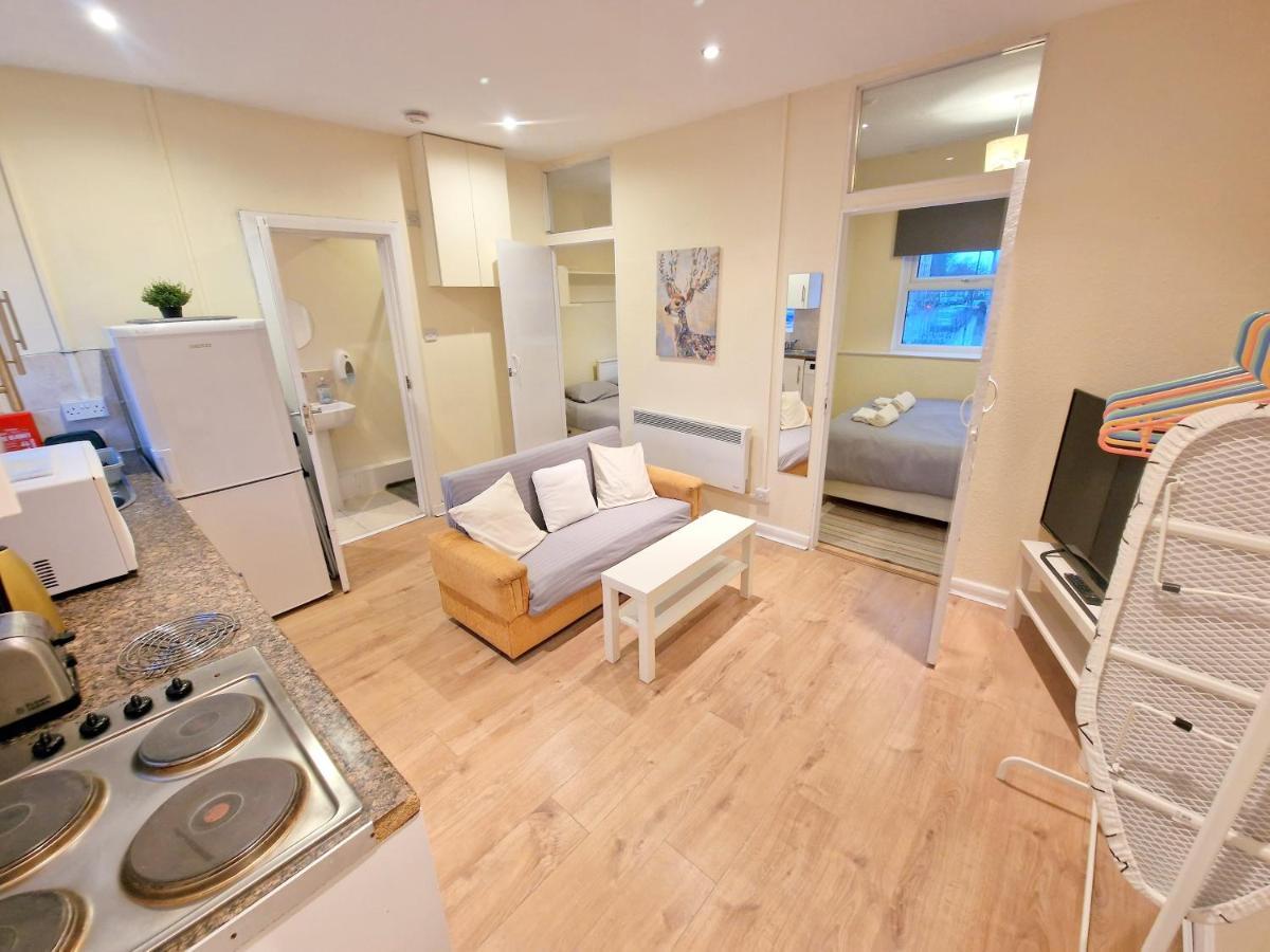 Appartement Super Studio With Two Bedrooms - Five Minutes From The Station!