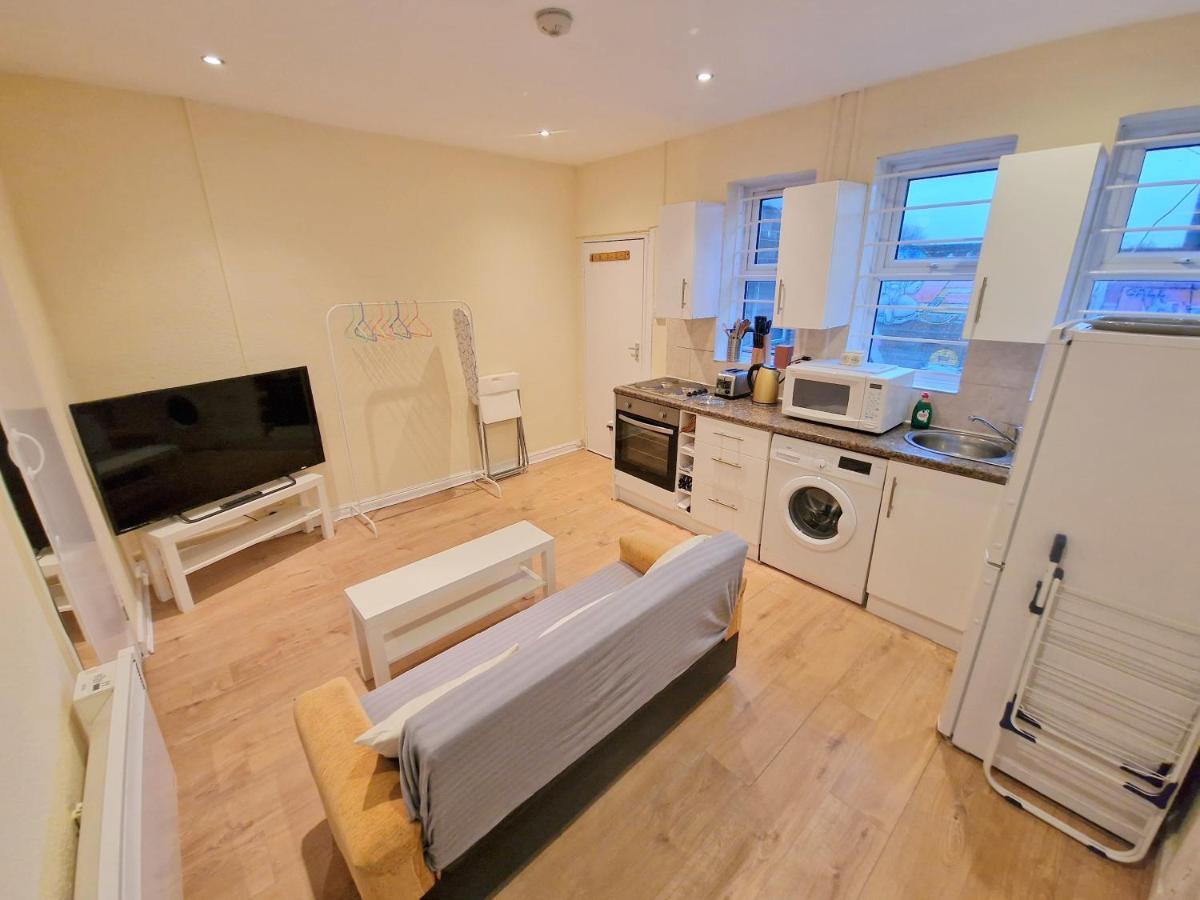 Super Studio With Two Bedrooms - Five Minutes From The Station! *