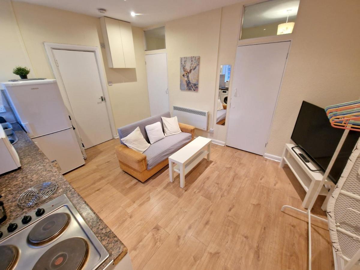 Appartement Super Studio With Two Bedrooms - Five Minutes From The Station! *