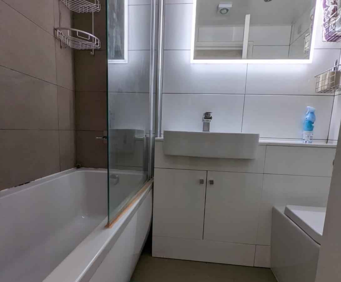 1 Bed Near Vibrant Bethnal Green London