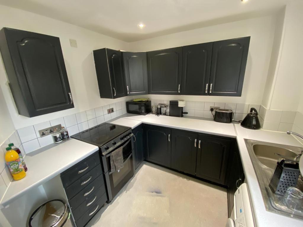 1 Bed Near Vibrant Bethnal Green Apartment *