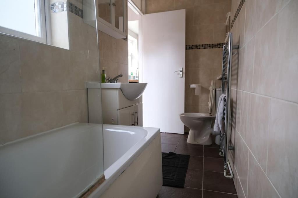 4 Bedroom House In Turnpike Lane/wood * London