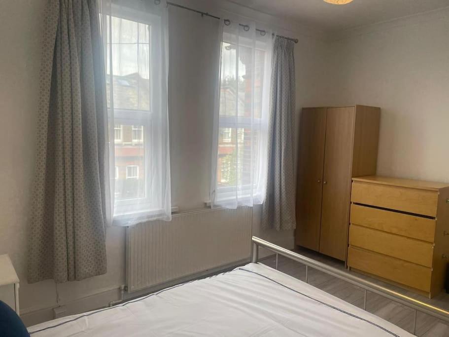 4 Bedroom House In Turnpike Lane/wood Holiday home