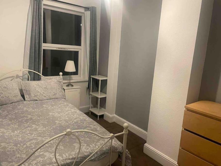 4 Bedroom House In Turnpike Lane/wood