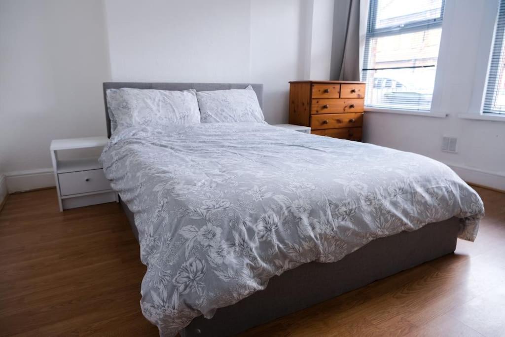 4 Bedroom House In Turnpike Lane/wood London
