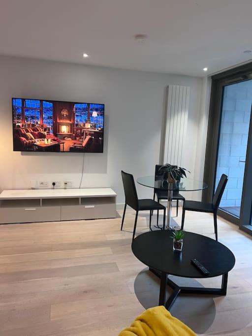 Lovely 2 Bed In Royal Wharf *