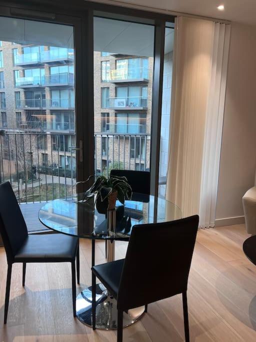 Lovely 2 Bed In Royal Wharf Appartement