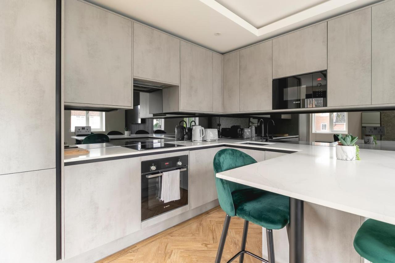 Skyvillion - Cozy Large 4 & 1 Bed In Enfield, Mins To Tube Station, Free Wi-fi * Londres