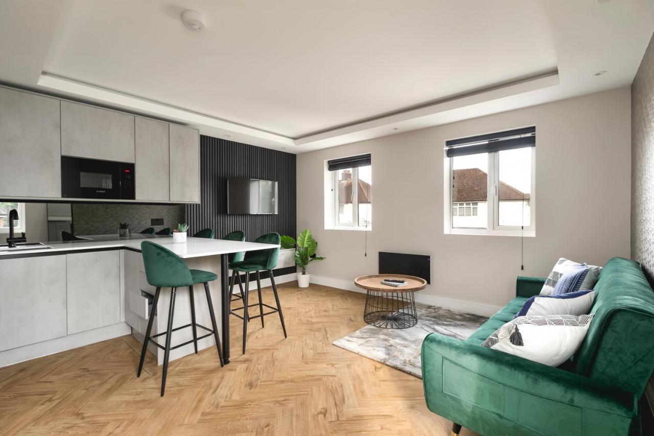 Skyvillion - Cozy Large 4 & 1 Bed In Enfield, Mins To Tube Station, Free Wi-fi Londres