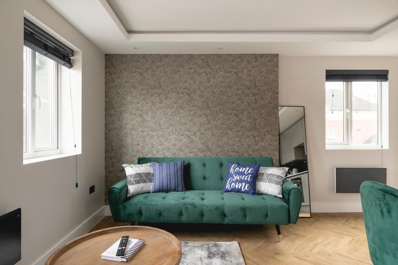Skyvillion - Cozy Large 4 & 1 Bed In Enfield, Mins To Tube Station, Free Wi-fi Londres