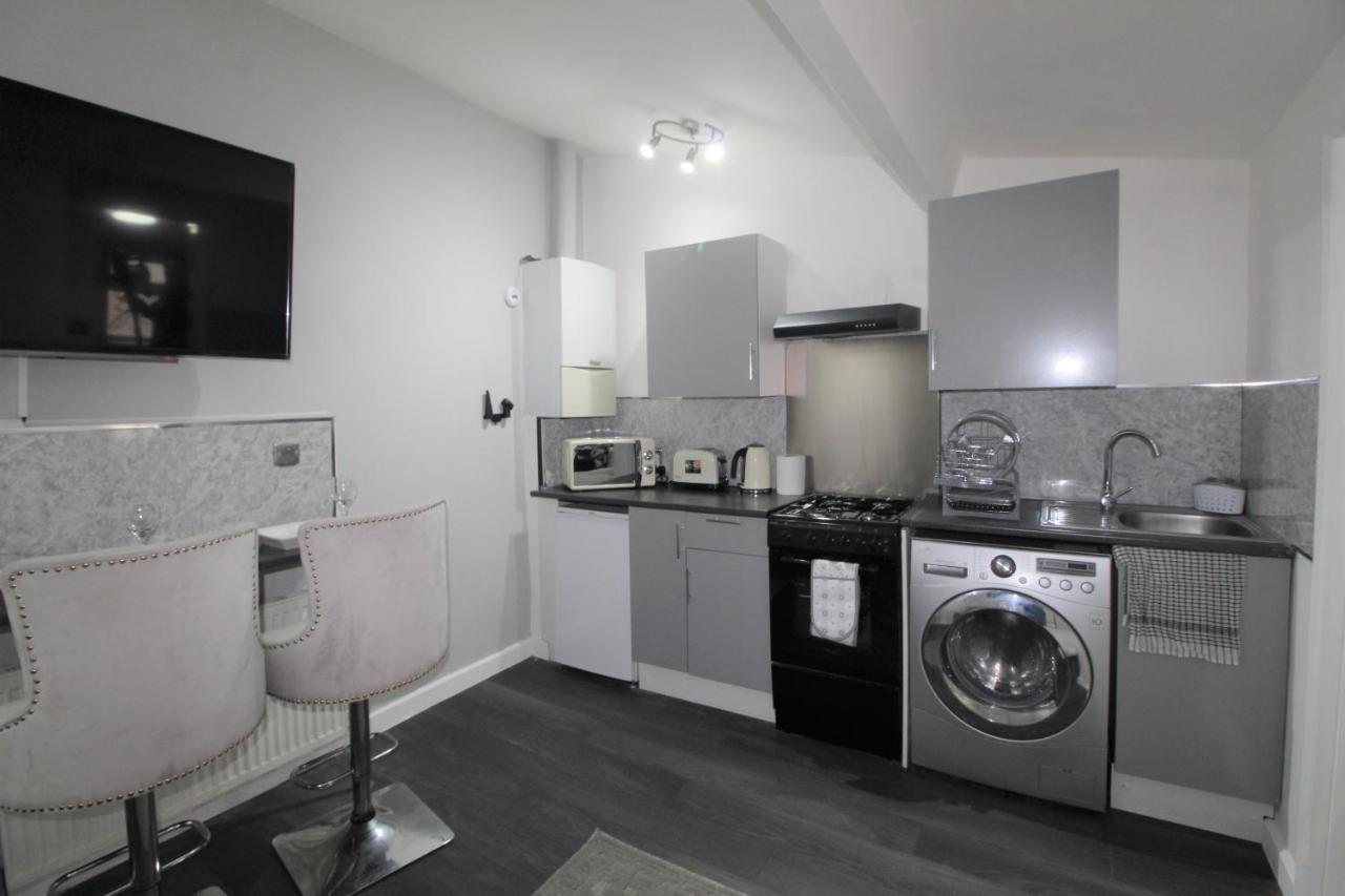 Apartment 2 Min Walk To Upton Park Station *