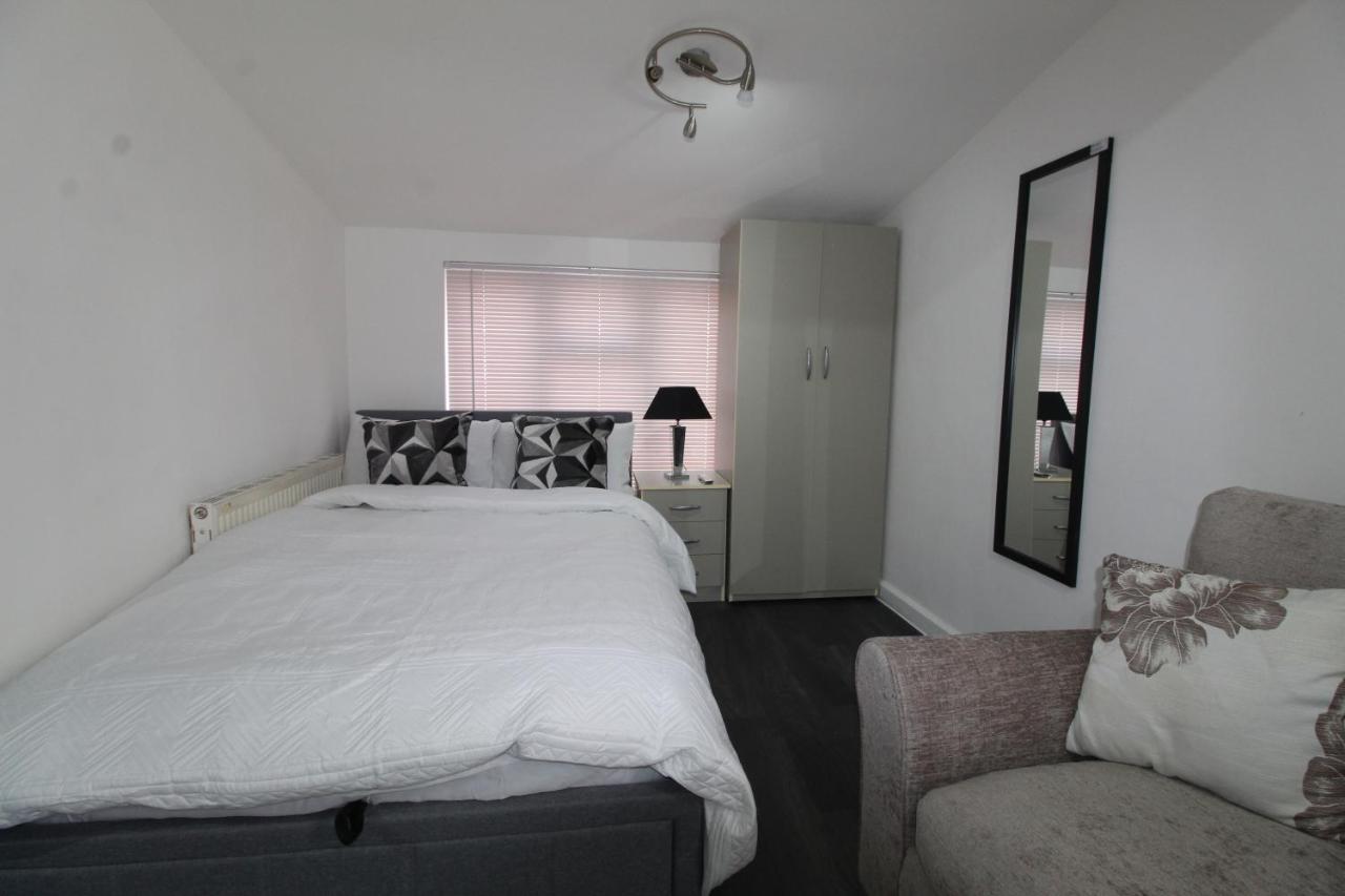 2 Min Walk To Upton Park Station London