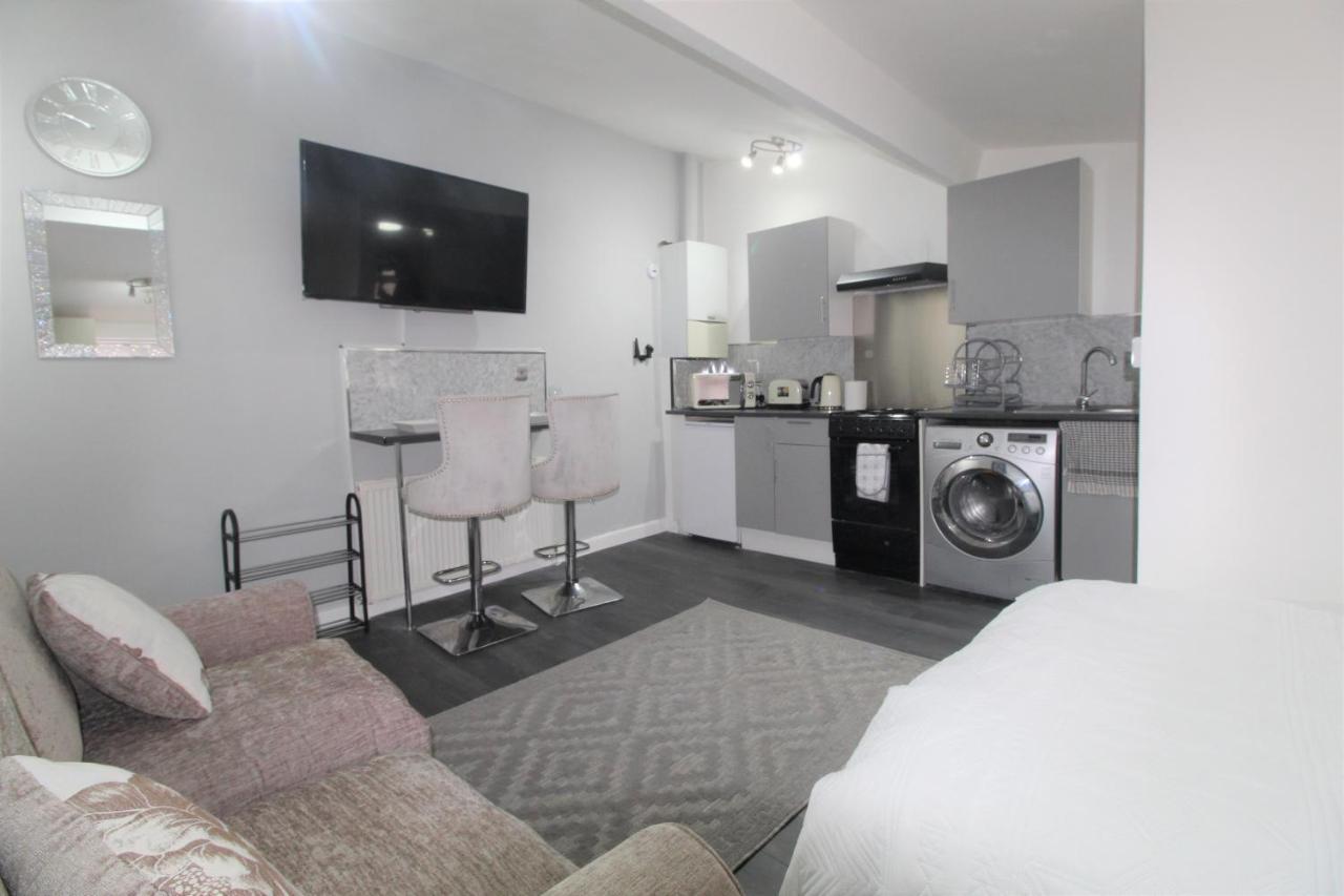 2 Min Walk To Upton Park Station * London
