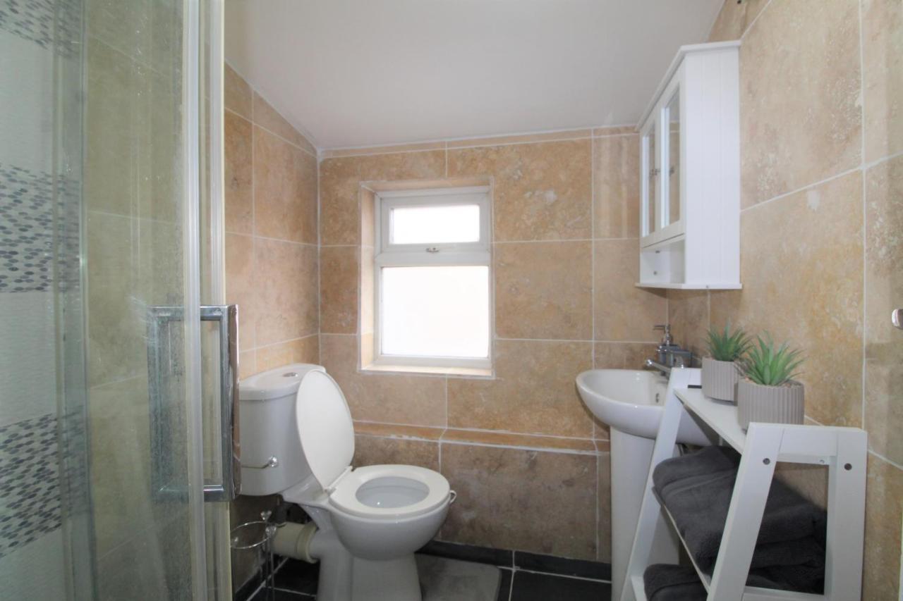 2 Min Walk To Upton Park Station