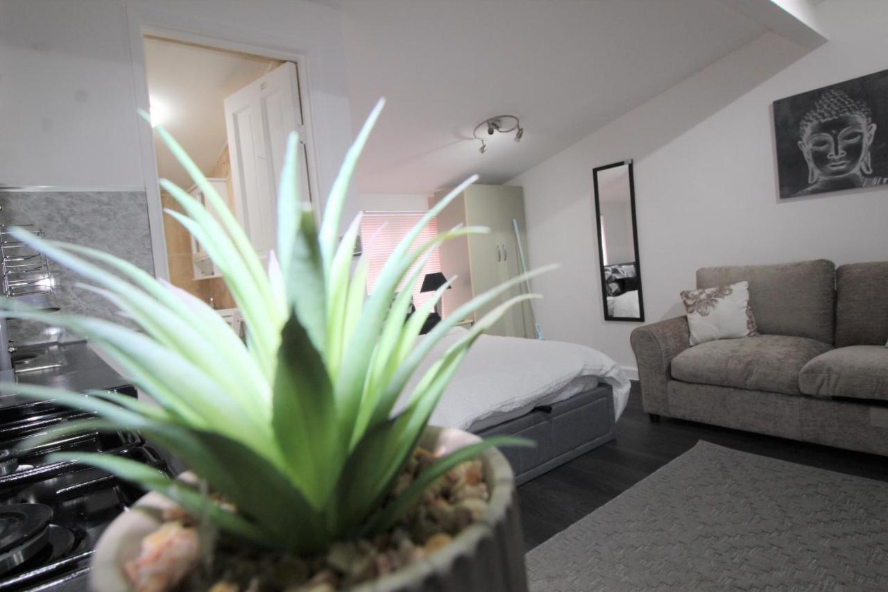 2 Min Walk To Upton Park Station Apartment