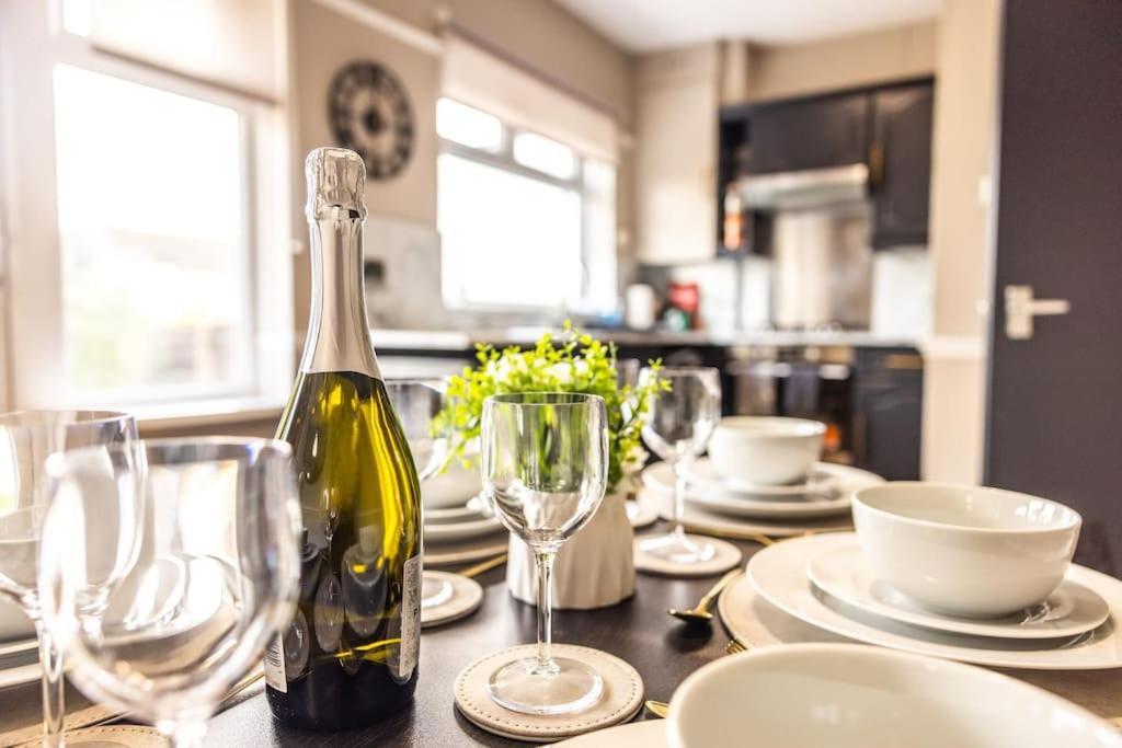 Stunning 3 Bed In New Malden, South West -newly Decorated - Free Parking - Ultrafast Wifi - Smart Tv - Netflix - Sleeps Up To 6! Close To Wimbledon And Kingston. * Londres