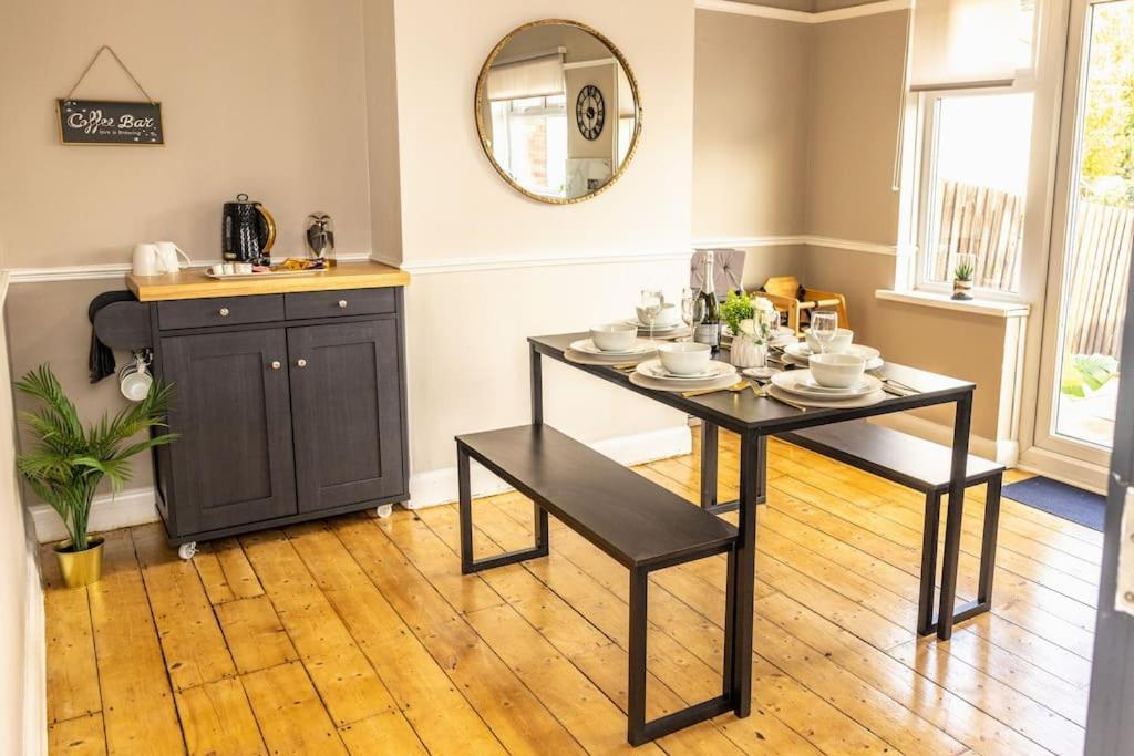 Hébergement de vacances Stunning 3 Bed In New Malden, South West -newly Decorated - Free Parking - Ultrafast Wifi - Smart Tv - Netflix - Sleeps Up To 6! Close To Wimbledon And Kingston. *