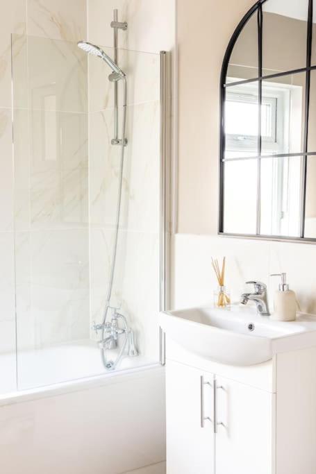 Stunning 3 Bed In New Malden, South West -newly Decorated - Free Parking - Ultrafast Wifi - Smart Tv - Netflix - Sleeps Up To 6! Close To Wimbledon And Kingston. * Londres