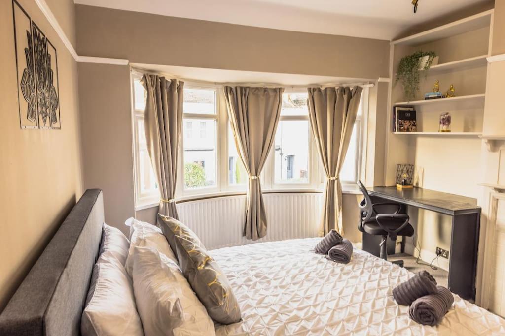 Hébergement de vacances Stunning 3 Bed In New Malden, South West -newly Decorated - Free Parking - Ultrafast Wifi - Smart Tv - Netflix - Sleeps Up To 6! Close To Wimbledon And Kingston. Londres