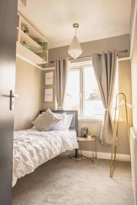 Stunning 3 Bed In New Malden, South West -newly Decorated - Free Parking - Ultrafast Wifi - Smart Tv - Netflix - Sleeps Up To 6! Close To Wimbledon And Kingston. Hébergement de vacances Londres