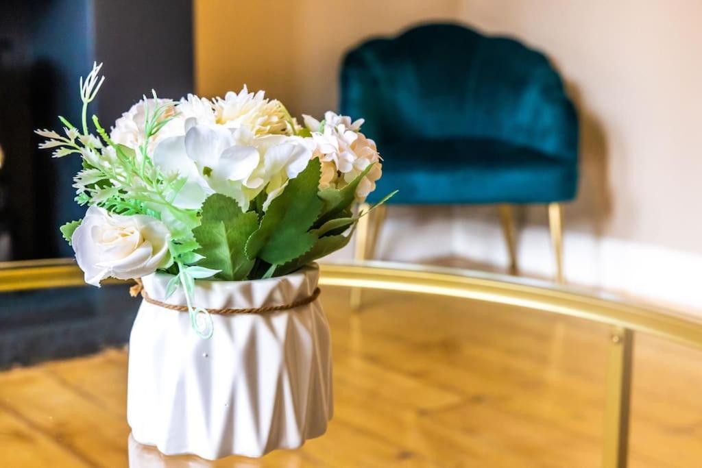 Stunning 3 Bed In New Malden, South West -newly Decorated - Free Parking - Ultrafast Wifi - Smart Tv - Netflix - Sleeps Up To 6! Close To Wimbledon And Kingston. Hébergement de vacances