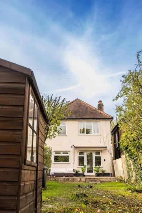 Hébergement de vacances Stunning 3 Bed In New Malden, South West -newly Decorated - Free Parking - Ultrafast Wifi - Smart Tv - Netflix - Sleeps Up To 6! Close To Wimbledon And Kingston. Londres
