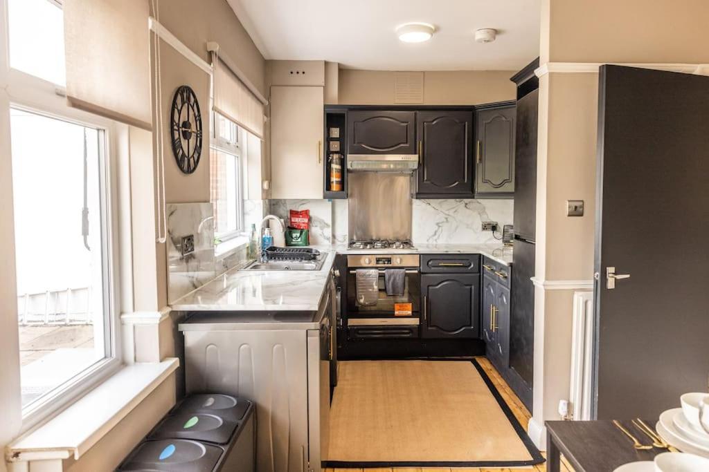 Hébergement de vacances Stunning 3 Bed In New Malden, South West -newly Decorated - Free Parking - Ultrafast Wifi - Smart Tv - Netflix - Sleeps Up To 6! Close To Wimbledon And Kingston. *