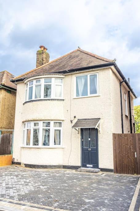 Stunning 3 Bed In New Malden, South West -newly Decorated - Free Parking - Ultrafast Wifi - Smart Tv - Netflix - Sleeps Up To 6! Close To Wimbledon And Kingston. Hébergement de vacances *