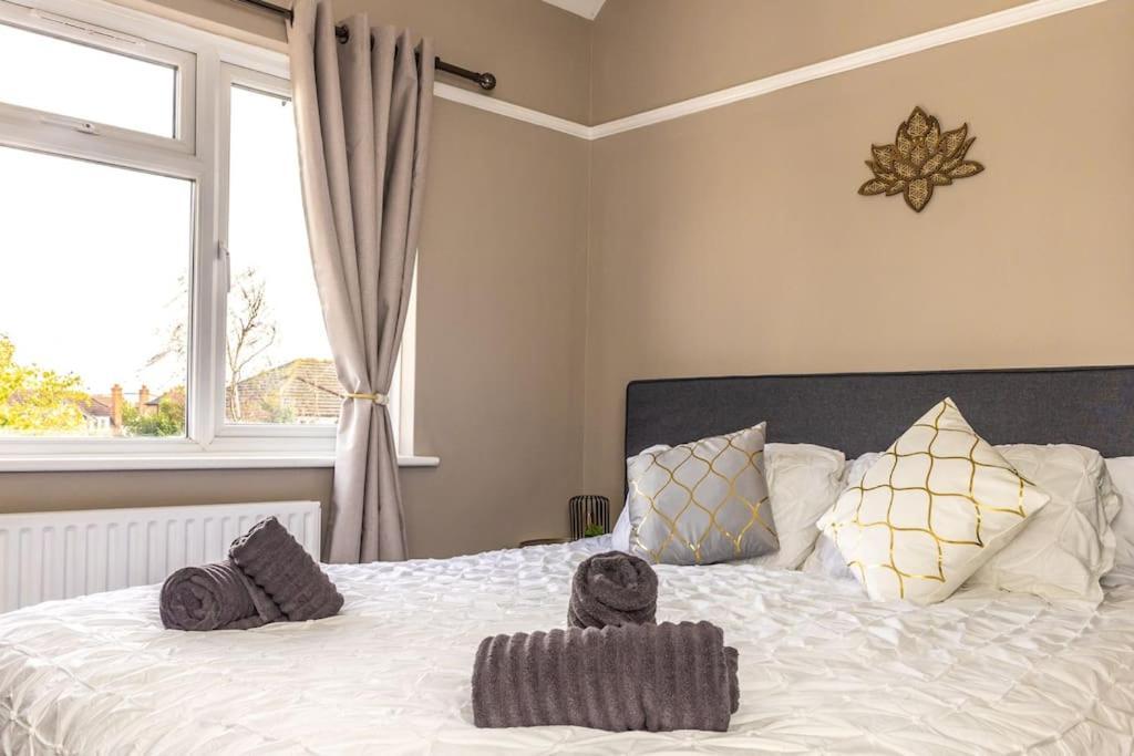 Hébergement de vacances Stunning 3 Bed In New Malden, South West -newly Decorated - Free Parking - Ultrafast Wifi - Smart Tv - Netflix - Sleeps Up To 6! Close To Wimbledon And Kingston. *