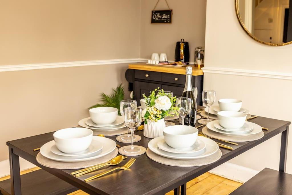 Hébergement de vacances Stunning 3 Bed In New Malden, South West -newly Decorated - Free Parking - Ultrafast Wifi - Smart Tv - Netflix - Sleeps Up To 6! Close To Wimbledon And Kingston.