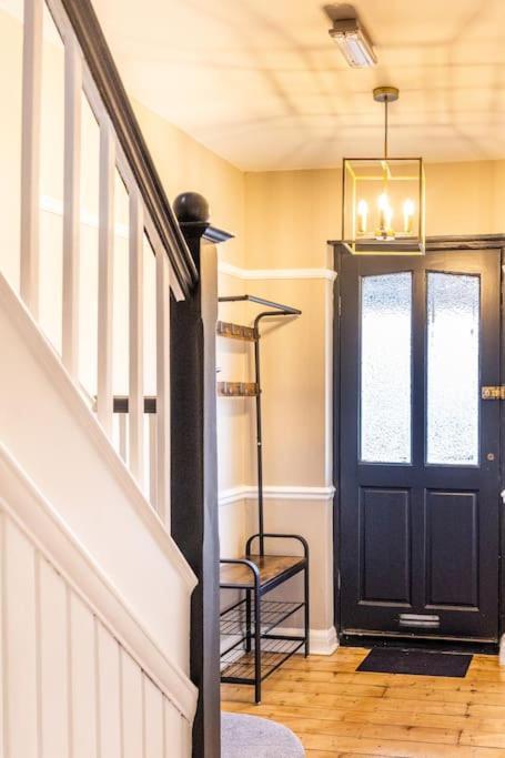 Stunning 3 Bed In New Malden, South West -newly Decorated - Free Parking - Ultrafast Wifi - Smart Tv - Netflix - Sleeps Up To 6! Close To Wimbledon And Kingston. Hébergement de vacances Londres