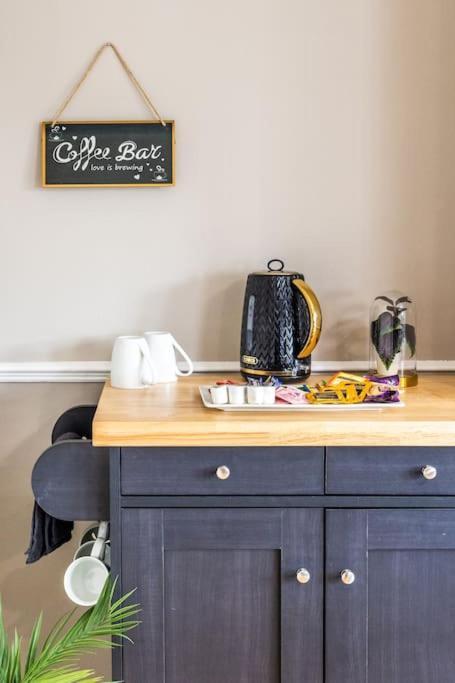 Hébergement de vacances Stunning 3 Bed In New Malden, South West -newly Decorated - Free Parking - Ultrafast Wifi - Smart Tv - Netflix - Sleeps Up To 6! Close To Wimbledon And Kingston. *