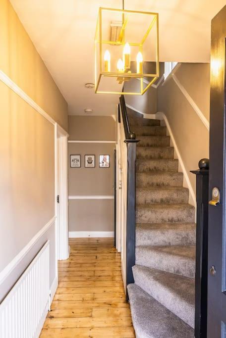 Stunning 3 Bed In New Malden, South West -newly Decorated - Free Parking - Ultrafast Wifi - Smart Tv - Netflix - Sleeps Up To 6! Close To Wimbledon And Kingston. Hébergement de vacances Londres