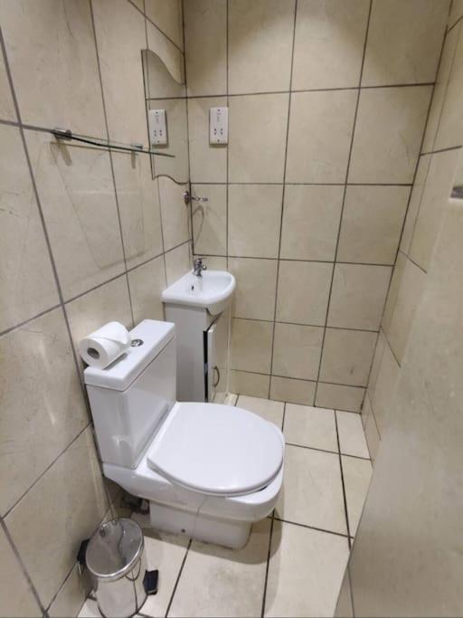 Lovely Bedroom R8 Apartment London