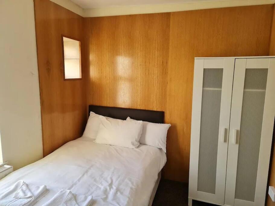 Apartment Lovely Bedroom R8 London