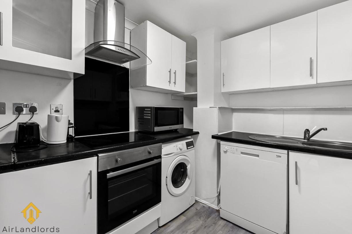 Charming River View 3 Bedroom In The Heart Of Apartment London