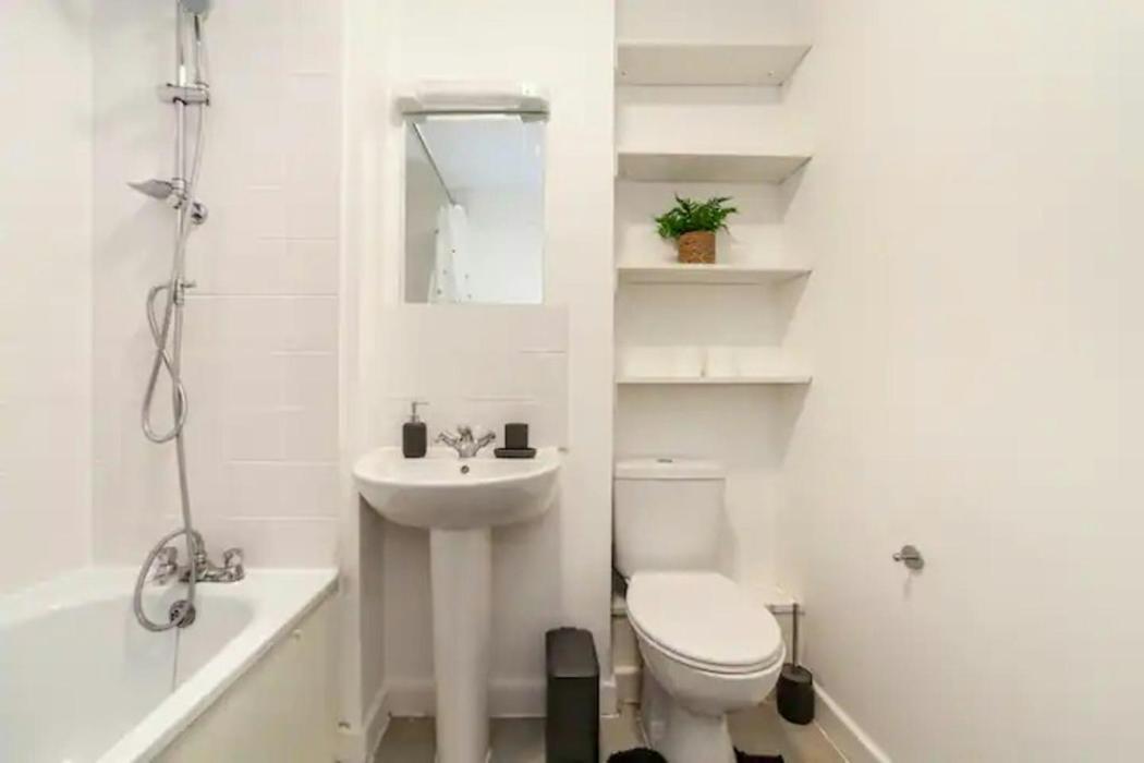 Apartamento Stunning Double Bed Flat With Private Balcony & Free Parking *