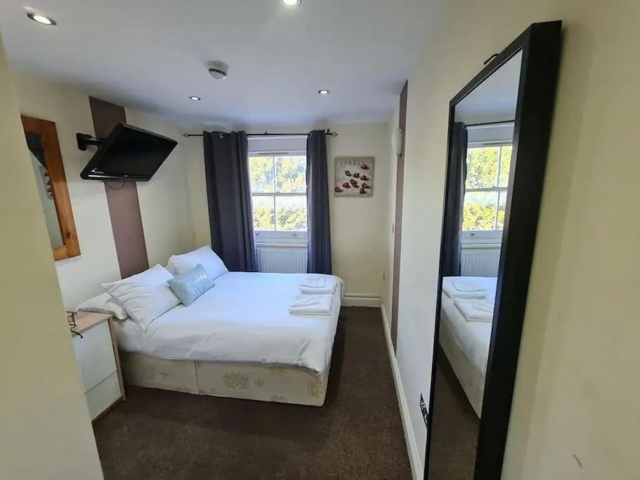 Lovely Bedroom * London