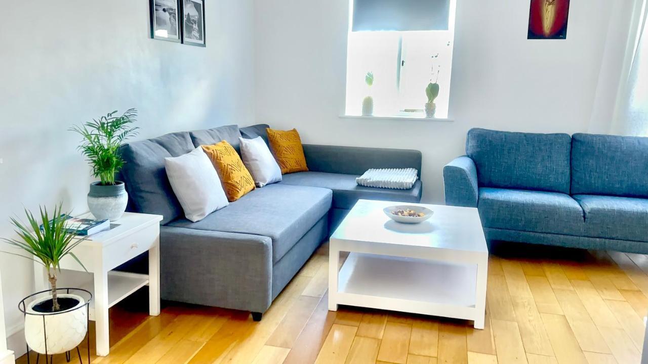 Amazing Location - Of London- 2 Bedroom Stunning Canal View House With Private Garden,parking & Balcony * Londres